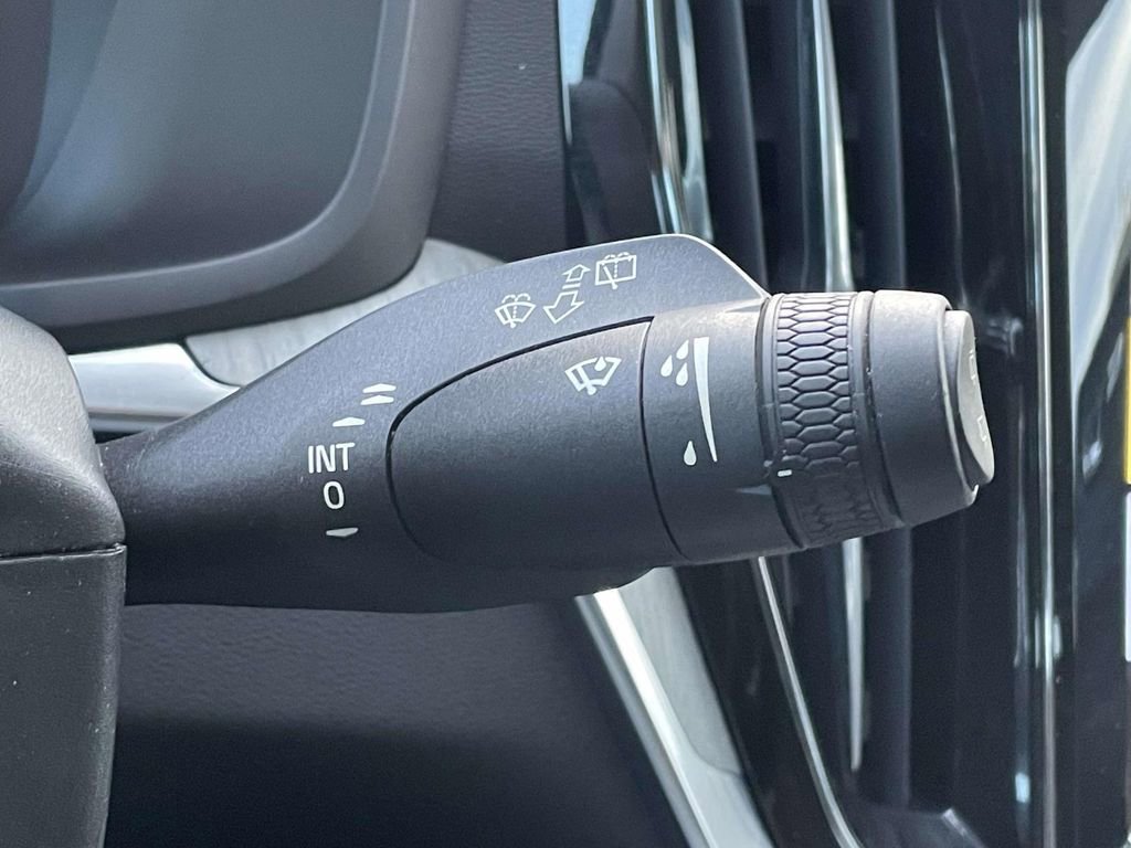 Used 2021 Volvo V60 T5 Cross Country image 13