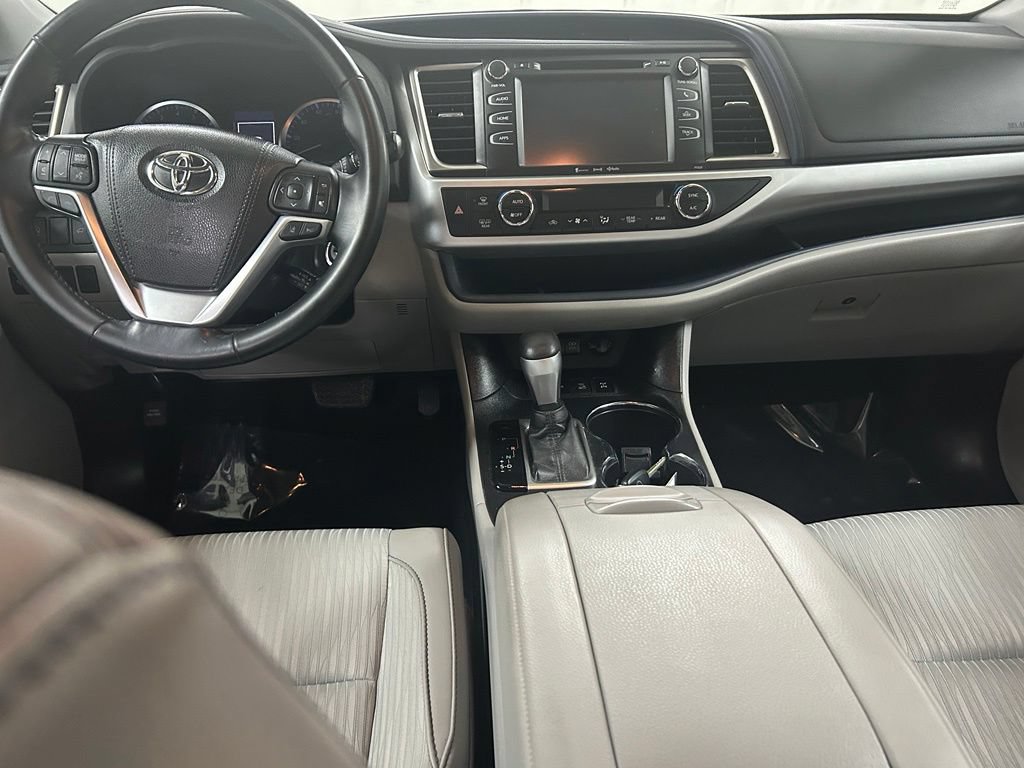 Used 2018 Toyota Highlander Plus AWD/4WD image 16