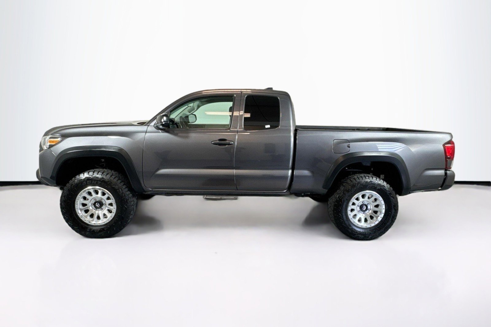 Used 2019 Toyota Tacoma SR w/ SX Package RWD image 8