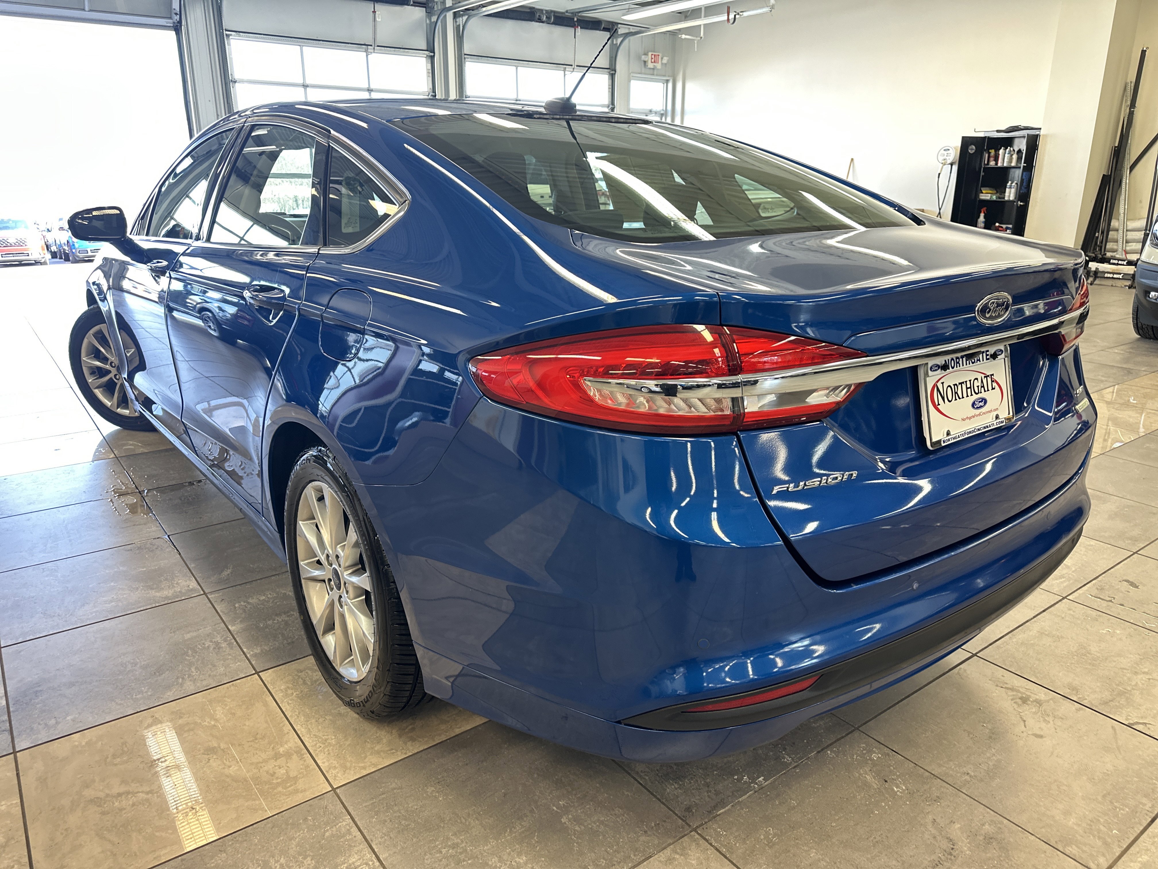 Used 2017 Ford Fusion SE w/ Fusion SE Technology Package image 14