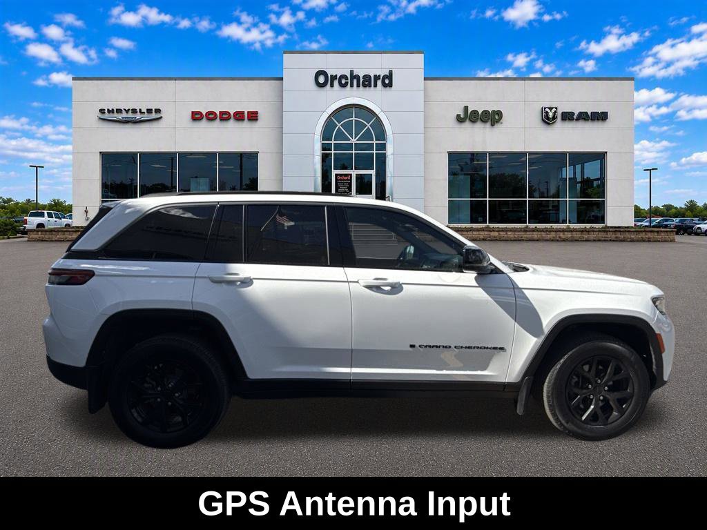 Used 2026 Jeep Grand Cherokee Altitude AWD/4WD image 7