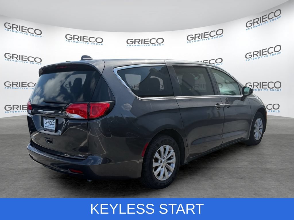 Used 2017 Chrysler Pacifica Touring w/ Tire & Wheel Group FWD image 7
