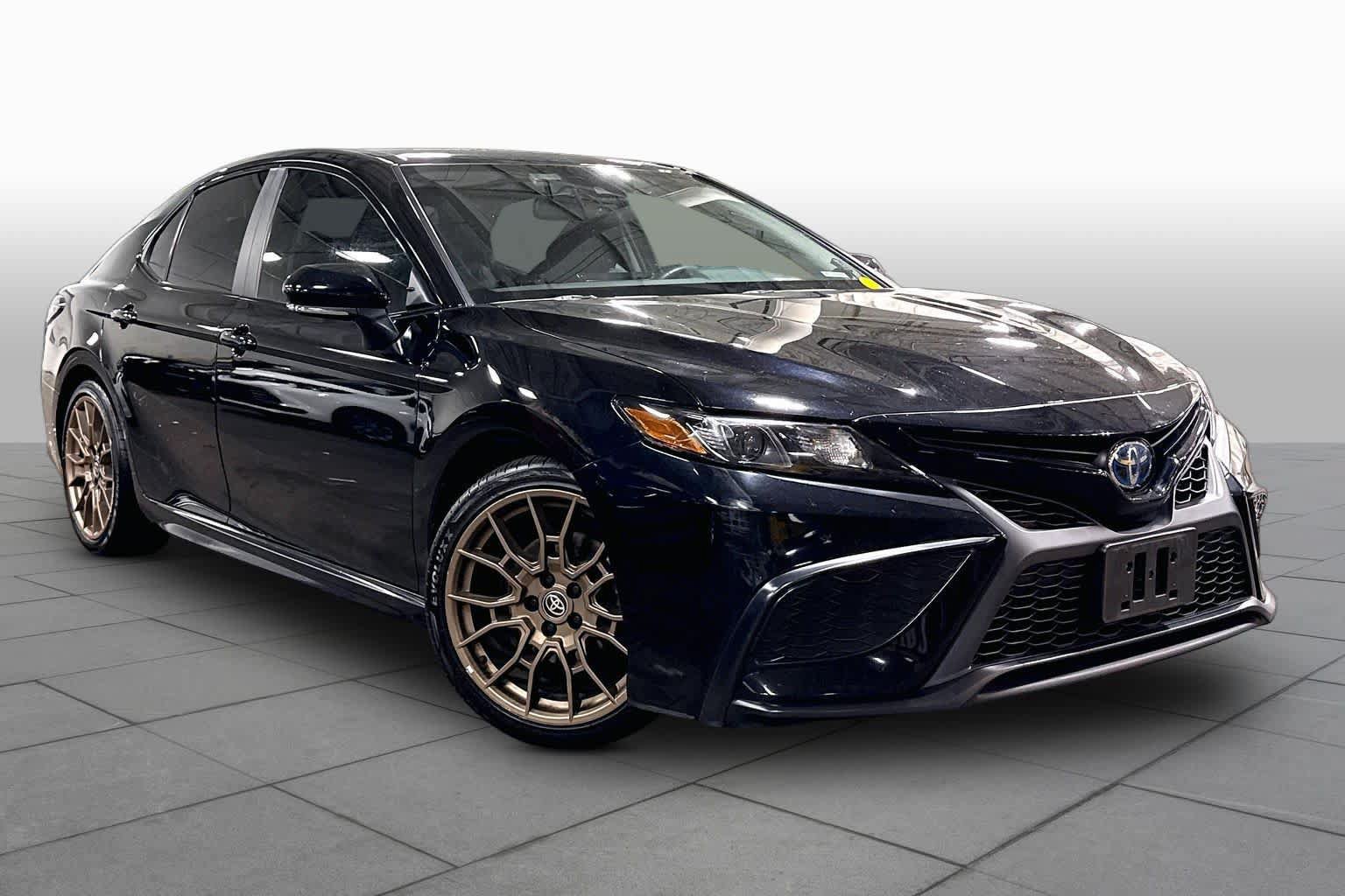 Used 2024 Toyota Camry SE w/ Convenience Package FWD image 3