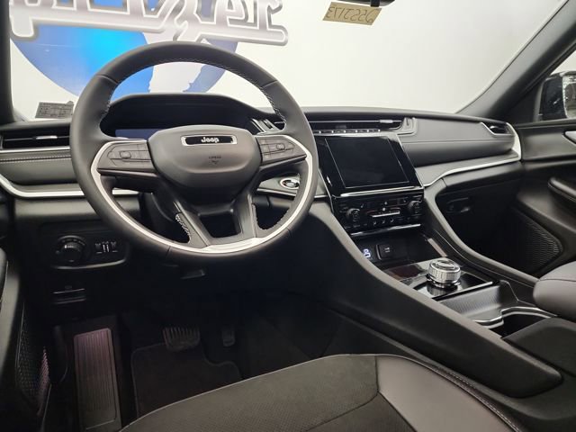 New 2025 Jeep Grand Cherokee Altitude image 17