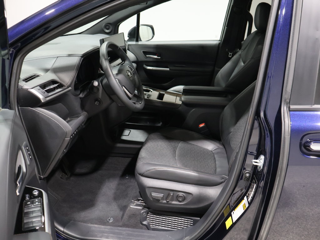 Used 2026 Toyota Sienna Platinum AWD/4WD image 11