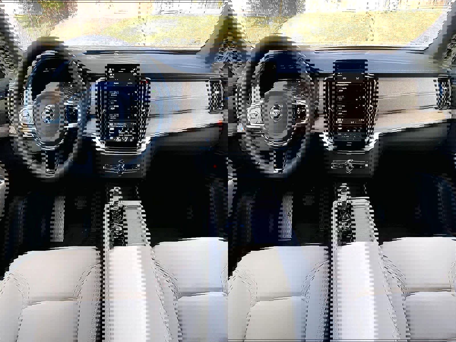 New 2026 Volvo XC90 T8 Plus w/ Protection Package Premier image 7