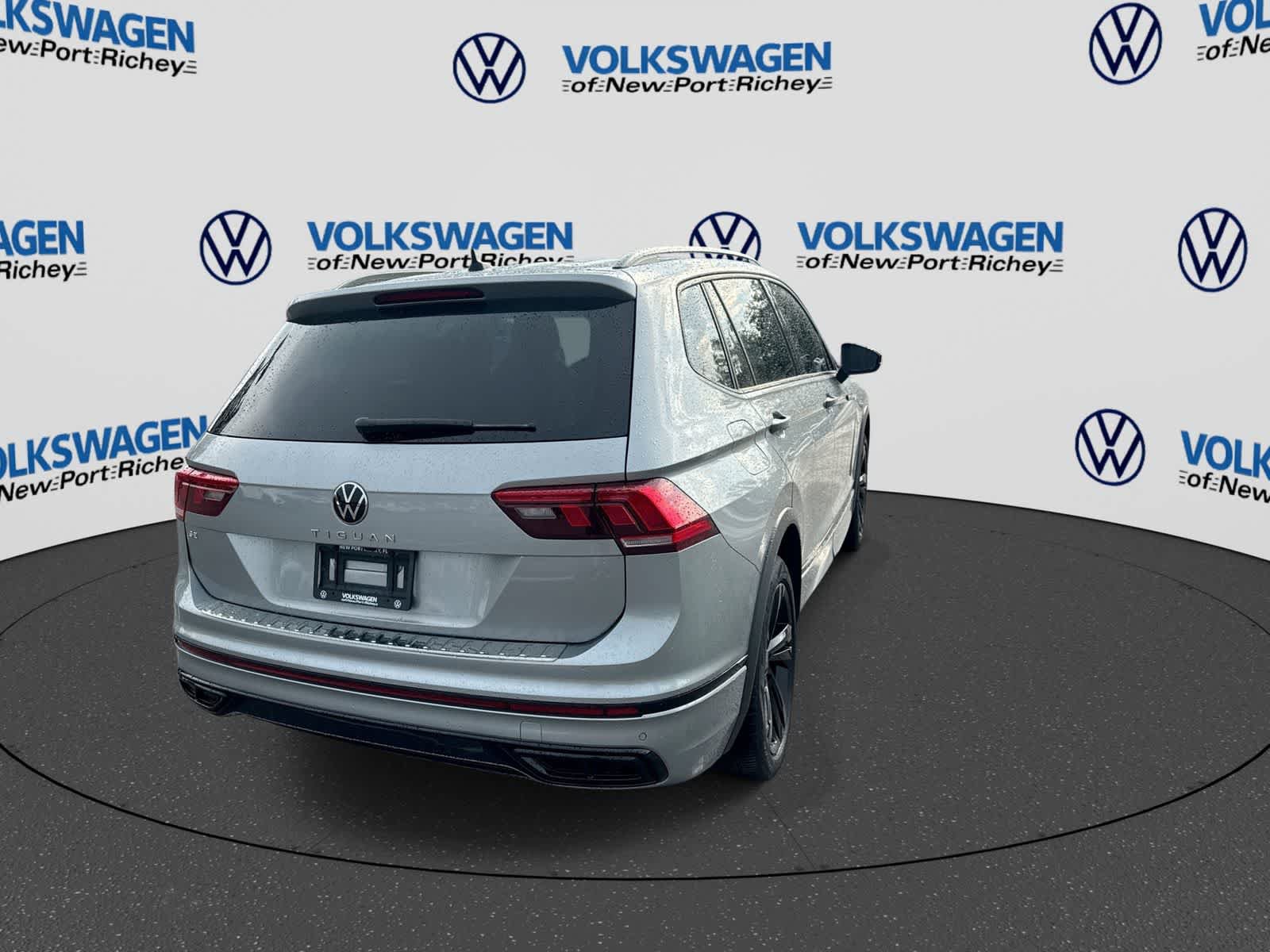 Used 2023 Volkswagen Tiguan SE R-Line FWD image 14