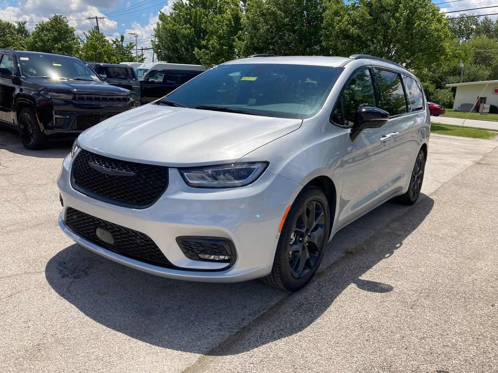 New 2026 Chrysler Pacifica Select w/ S Appearance Package