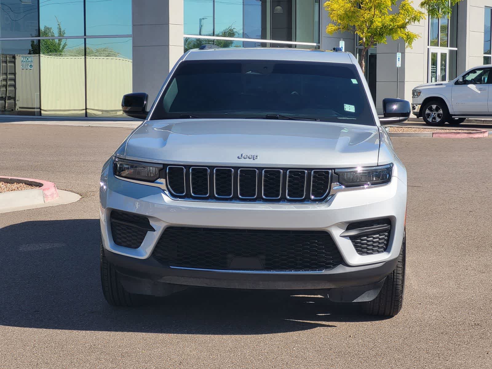 Used 2024 Jeep Grand Cherokee Laredo X AWD/4WD image 2