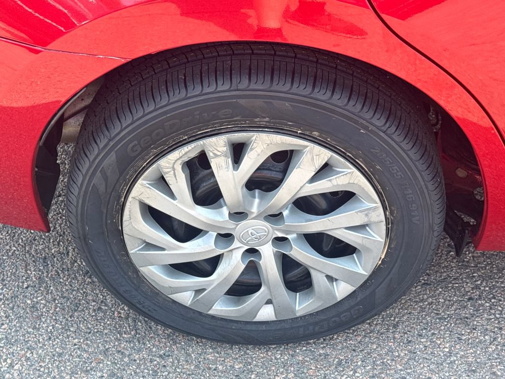 Used 2018 Toyota Corolla LE FWD image 42