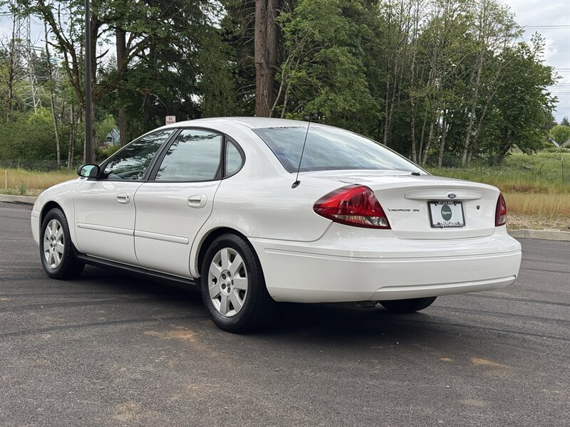 Used 2005 Ford Taurus SE FWD image 3