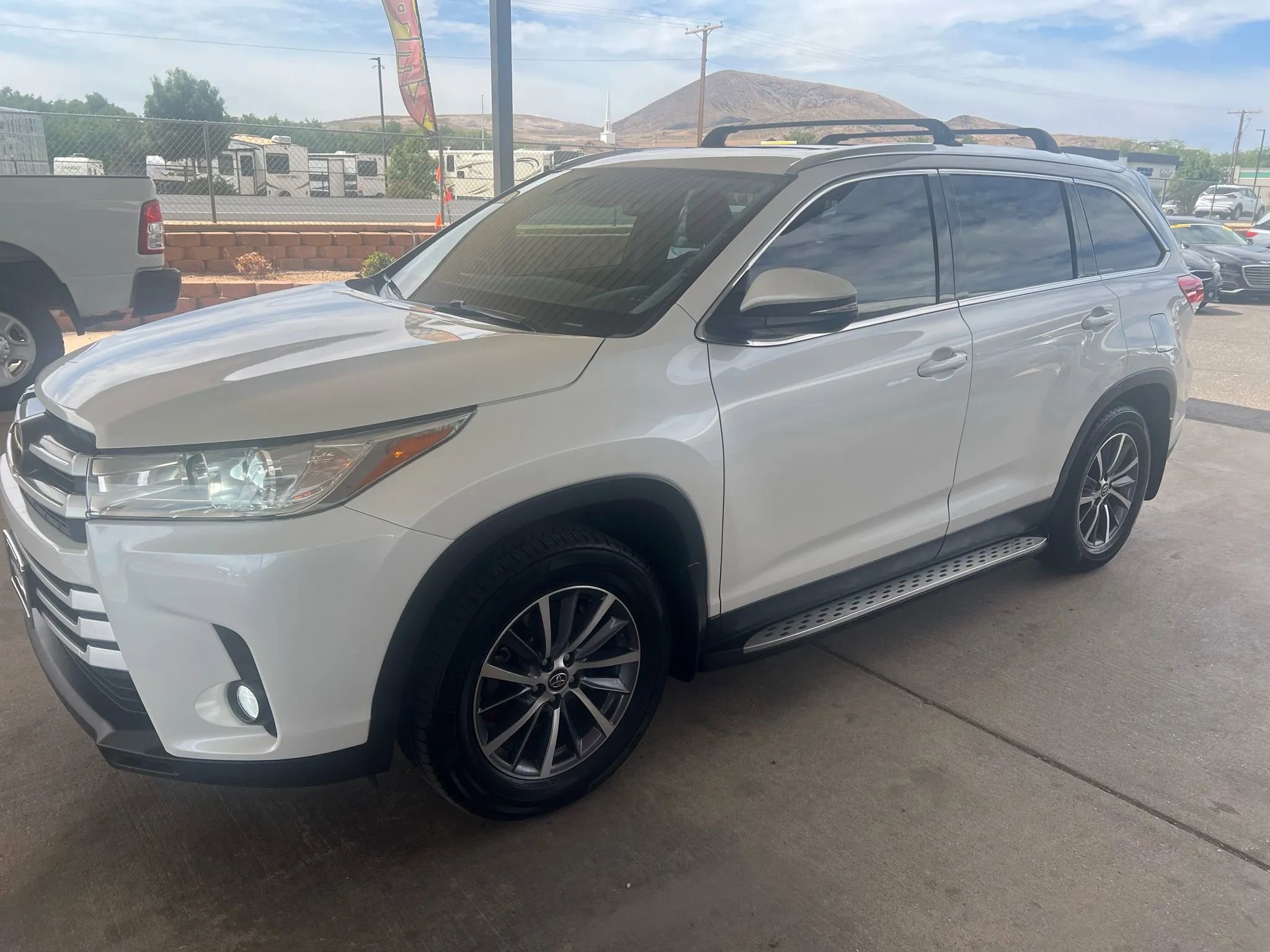Used 2019 Toyota Highlander SE image 1