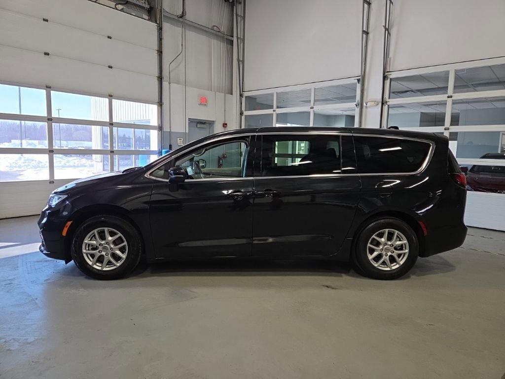 Used 2023 Chrysler Pacifica Touring-L image 2