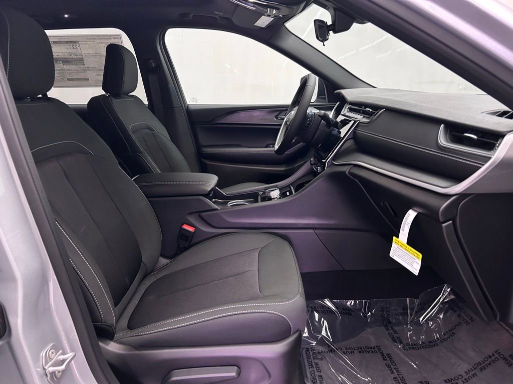 New 2025 Jeep Grand Cherokee Laredo X w/ Trailer Tow Package image 22