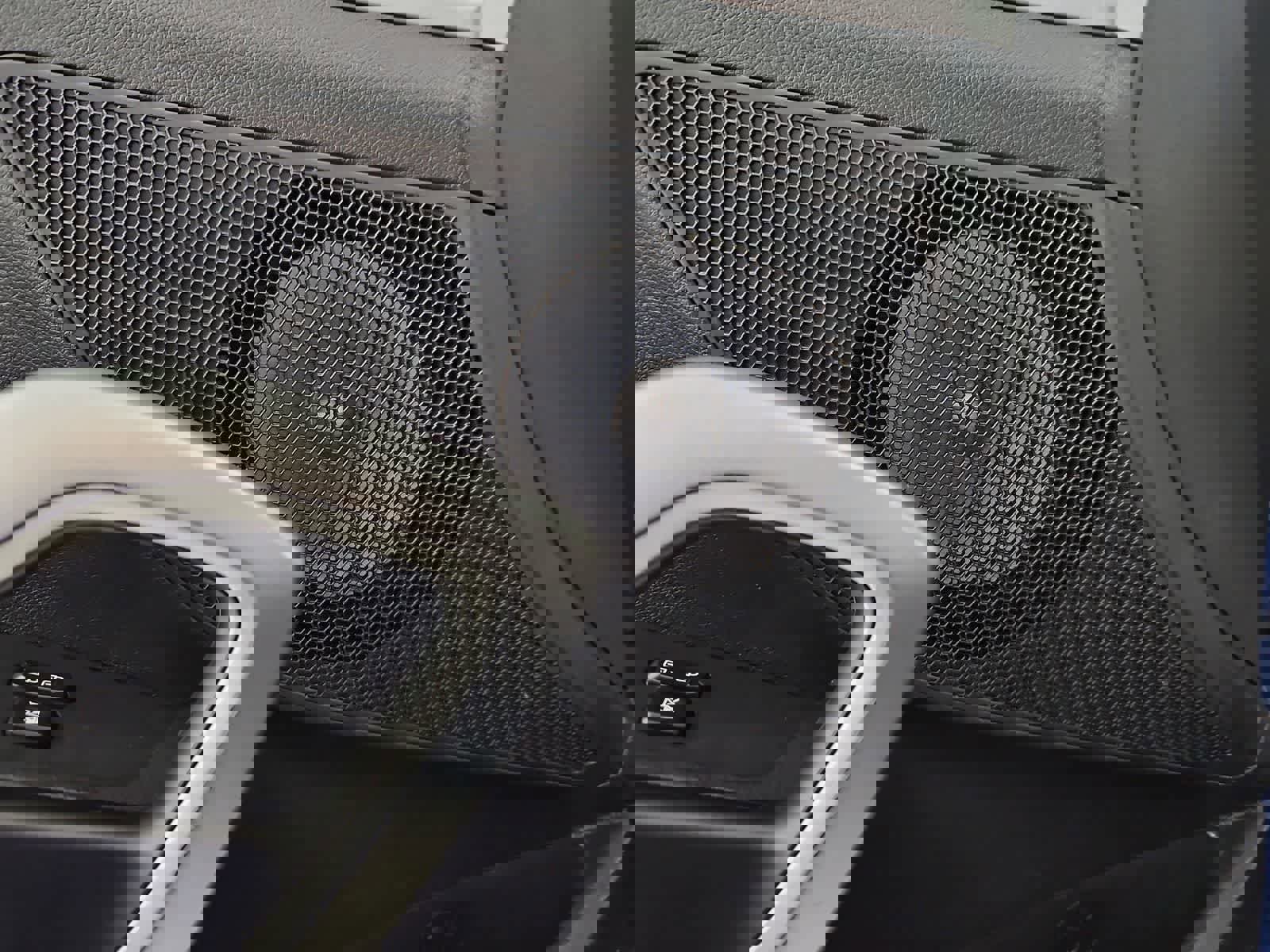 Used 2017 Hyundai Veloster image 29