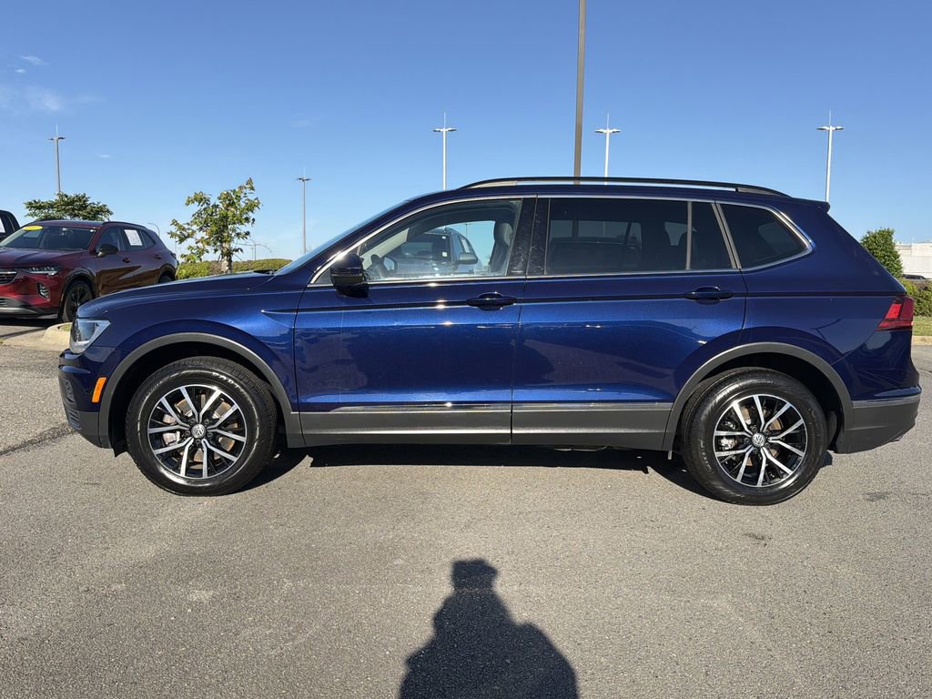 Used 2021 Volkswagen Tiguan SE w/ Panoramic Sunroof Package FWD image 2