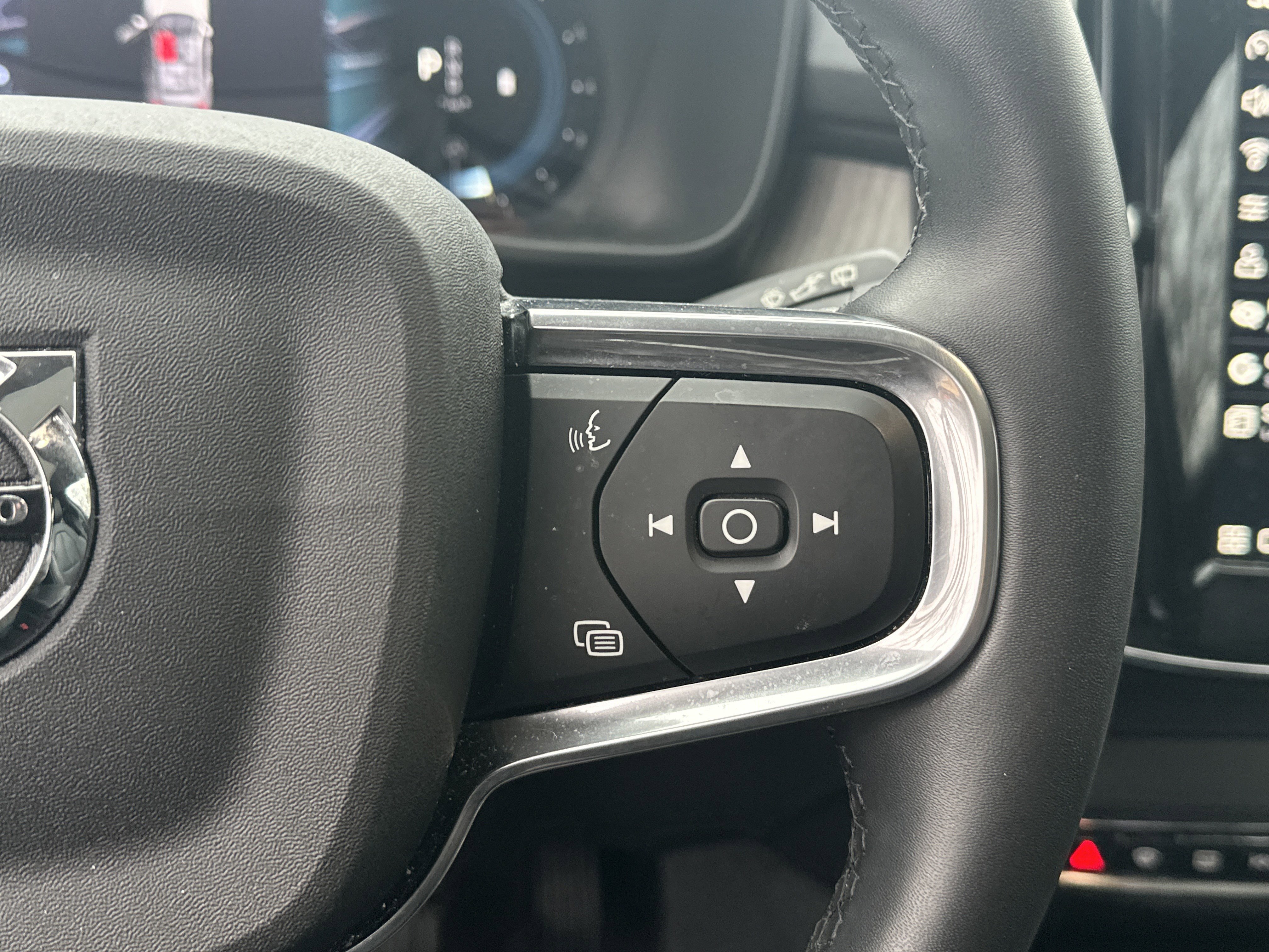 Used 2025 Volvo XC40 B5 Ultra image 28