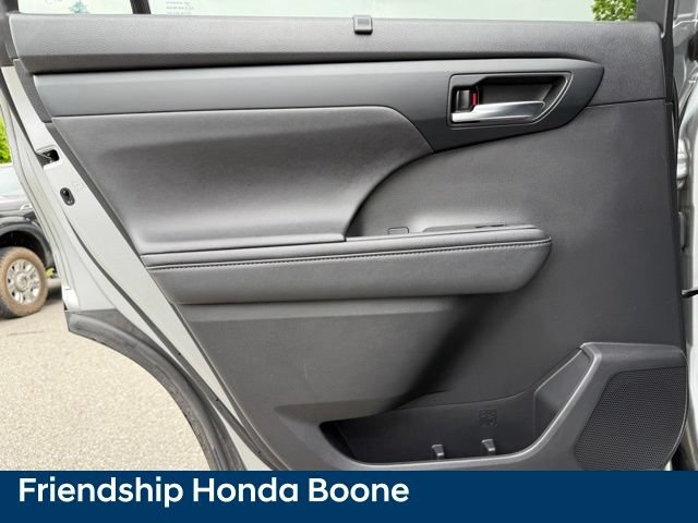 Used 2020 Toyota Highlander XLE AWD/4WD image 35