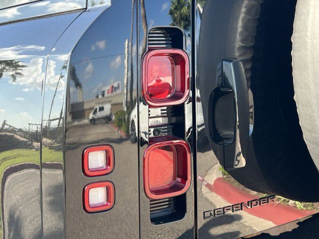 Used 2024 Land Rover Defender 90 X-Dynamic SE image 10