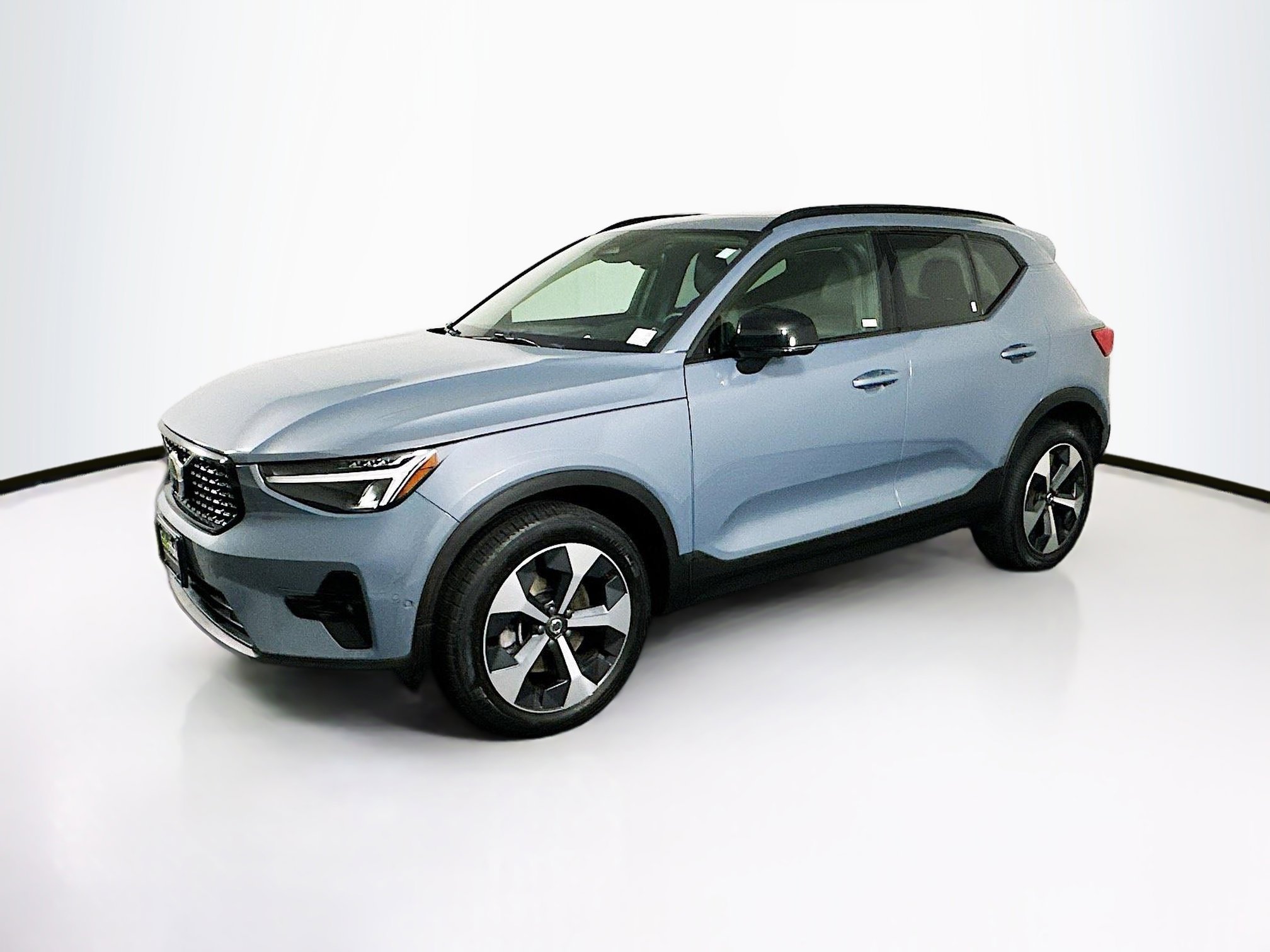 Used 2023 Volvo XC40 B4 Ultimate FWD image 4