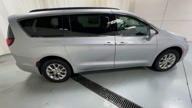 Used 2022 Chrysler Pacifica Touring-L image 9