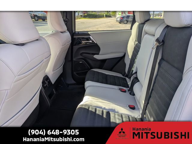 Used 2025 Mitsubishi Outlander SE image 14