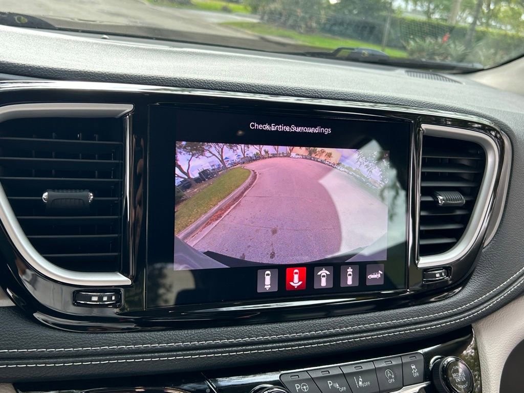 Certified 2022 Chrysler Pacifica Touring-L image 22