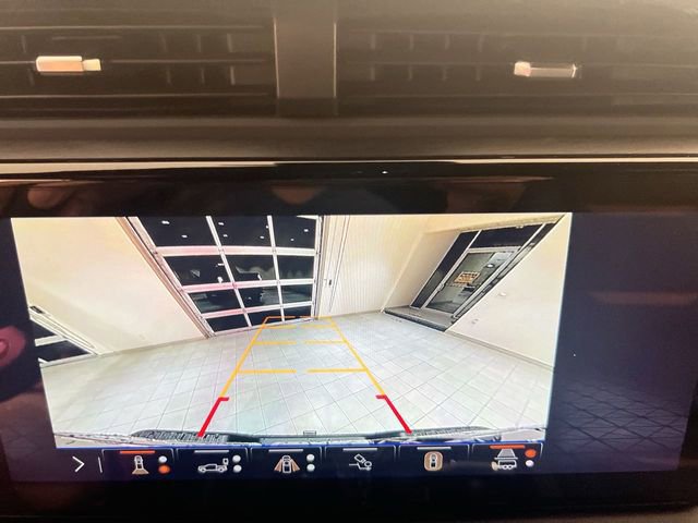 Used 2025 GMC Sierra 2500 AT4 image 14