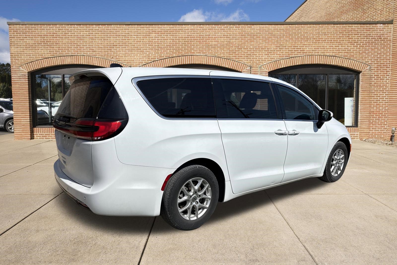 Used 2023 Chrysler Pacifica Touring-L image 3