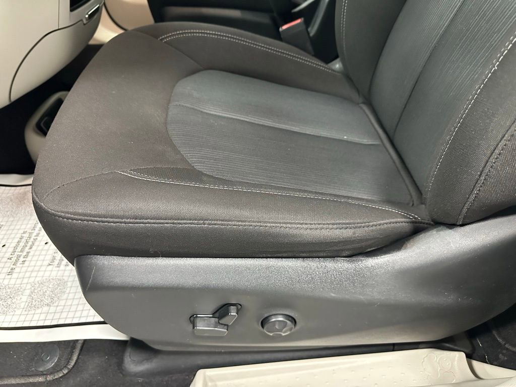 Used 2023 Chrysler Voyager LX image 13