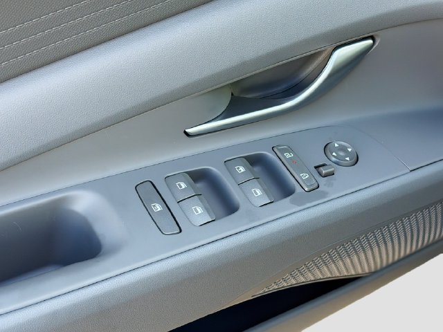 Certified 2026 Hyundai Elantra SE FWD image 18
