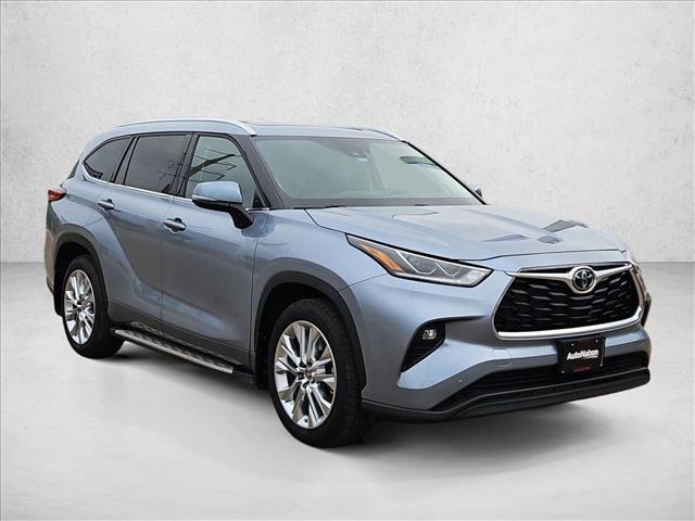 Used 2023 Toyota Highlander Limited FWD image 3