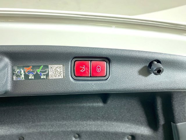 Used 2025 Mercedes-Benz C 300 Sedan image 34