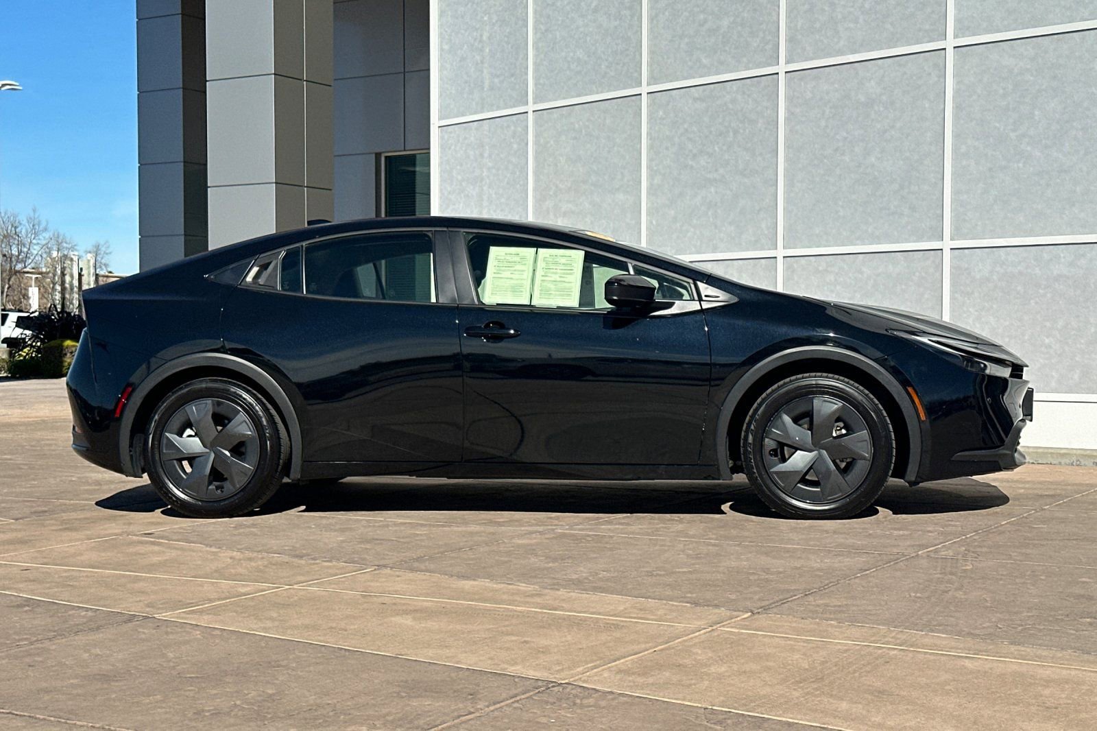 Used 2025 Toyota Prius LE video 3