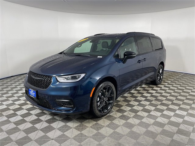 New 2025 Chrysler Pacifica Limited w/ Uconnect Theater Family Group