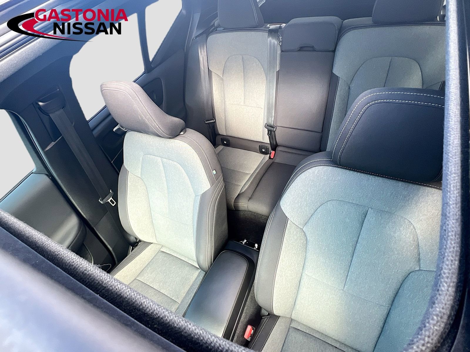 Used 2024 Volvo XC40 B5 Core image 30