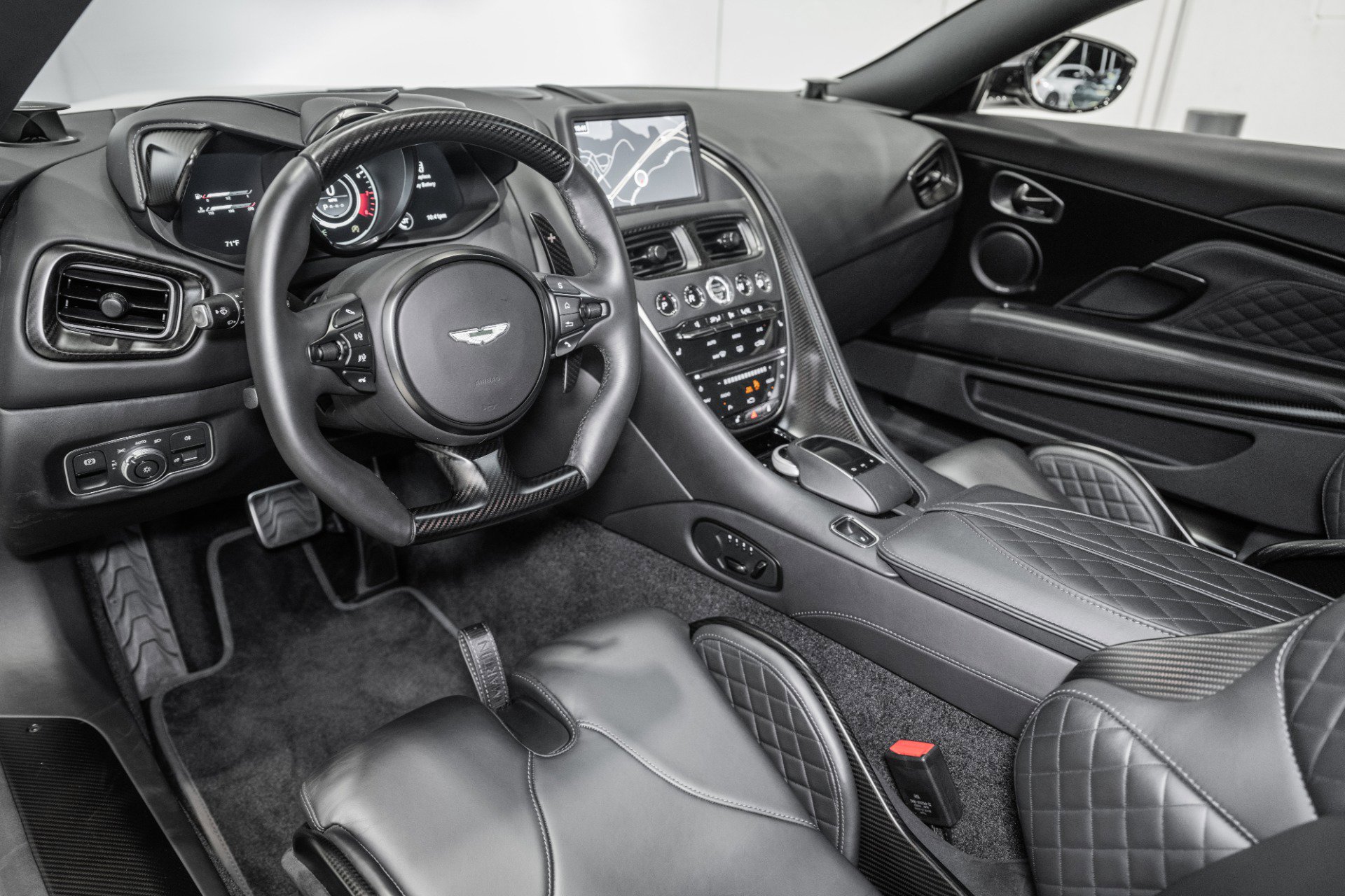 Used 2023 Aston Martin DBS Coupe RWD image 3