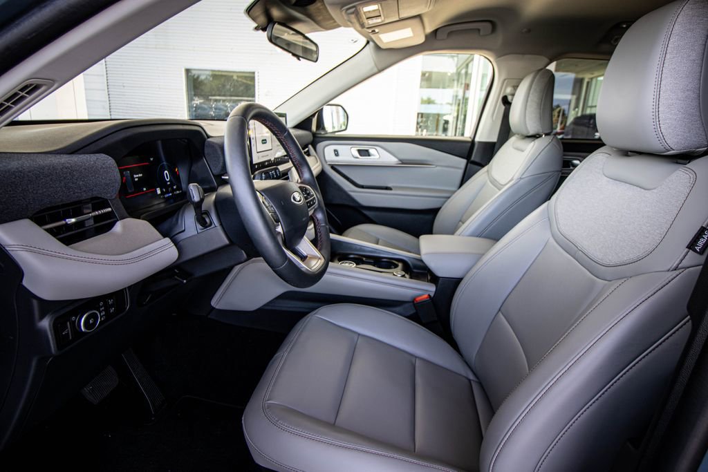 Used 2025 Ford Explorer Active w/ Active Comfort Package RWD image 23