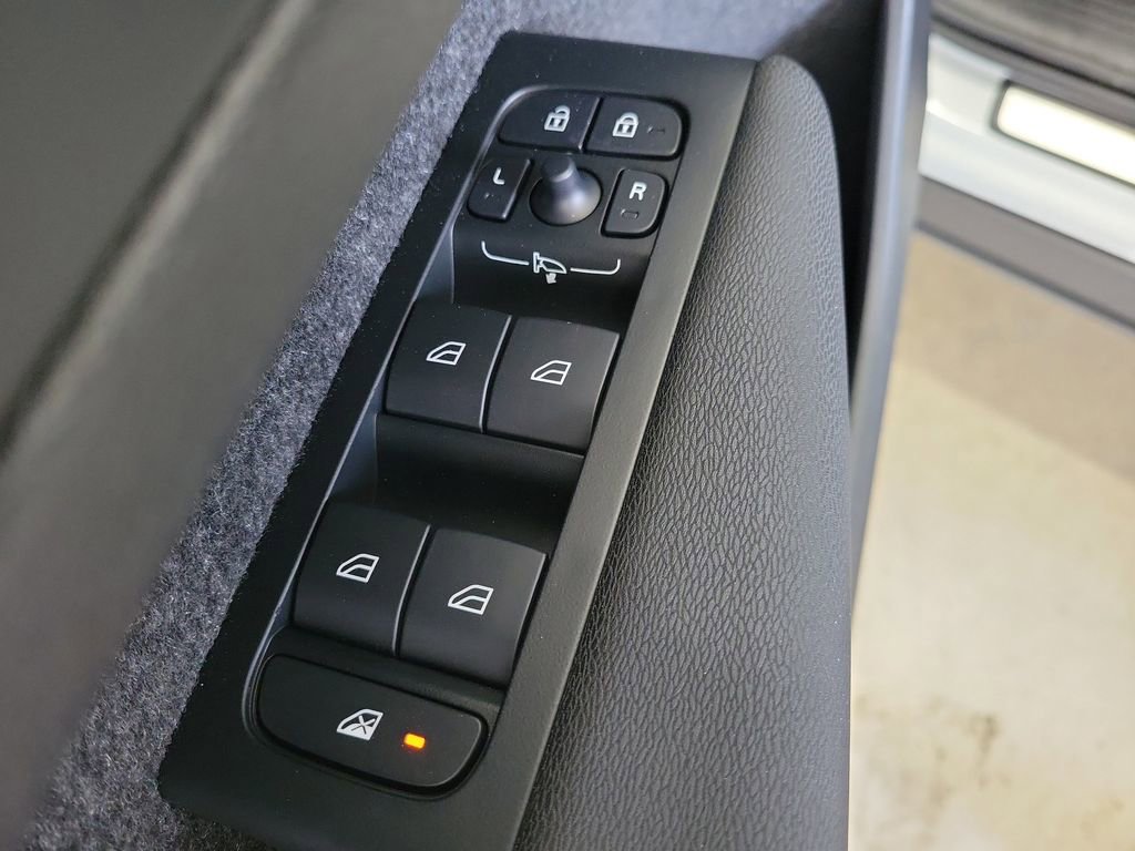 New 2026 Volvo XC40 B4 Core image 22