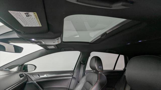 Used 2018 Volkswagen GTI SE image 16