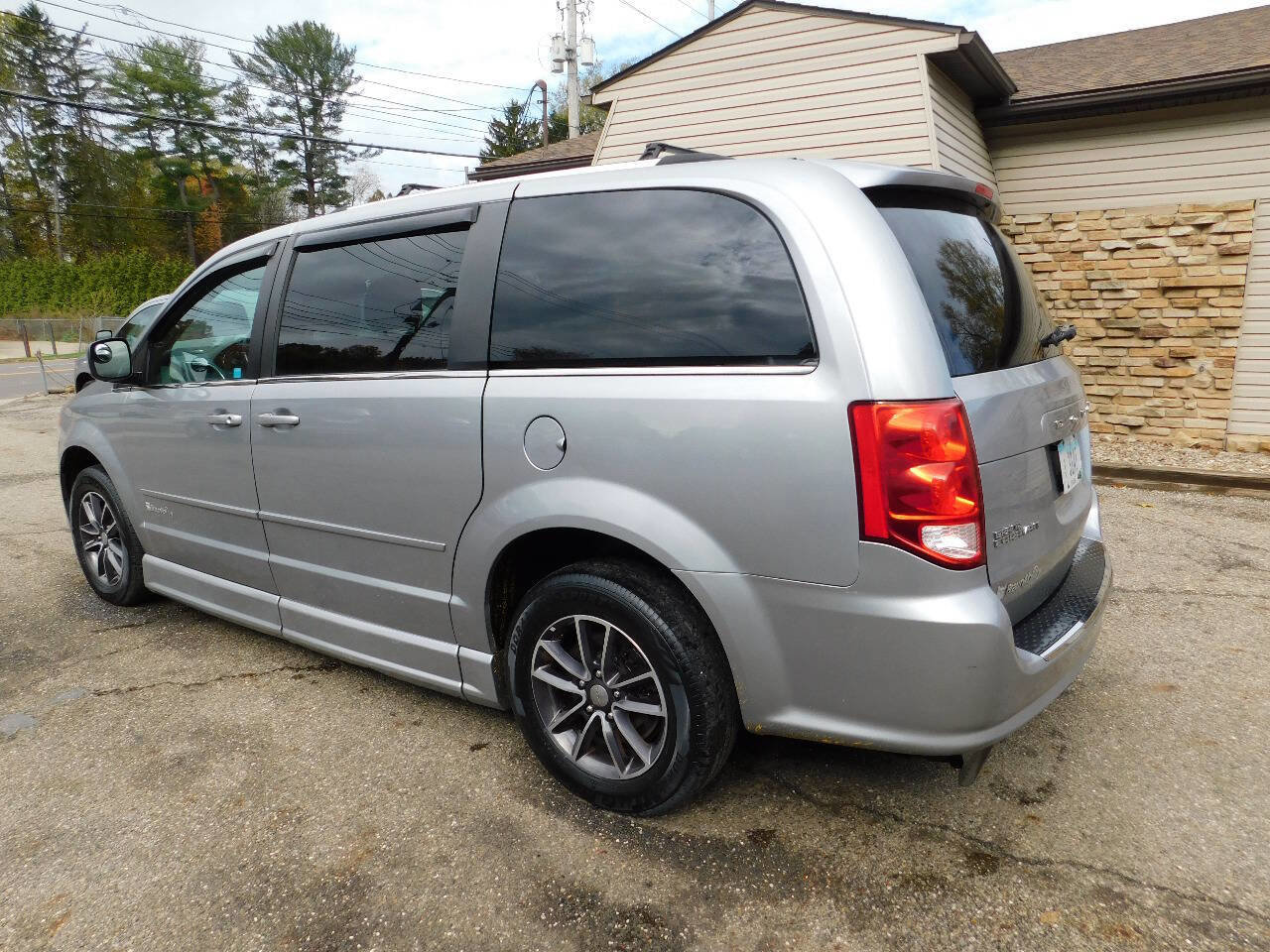 Used 2017 Dodge Grand Caravan SXT image 15
