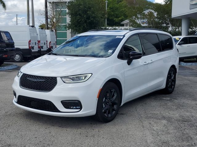 New 2026 Chrysler Pacifica Limited FWD image 2