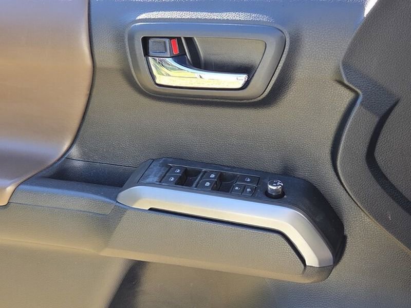 Used 2016 Toyota Tacoma Limited w/ Towing Package image 28