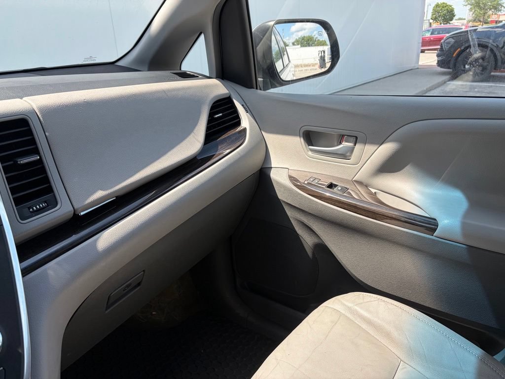 Used 2015 Toyota Sienna XLE w/ XLE Navigation Package FWD image 44