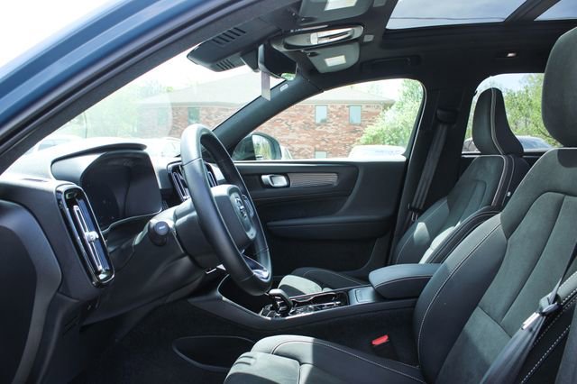 Used 2025 Volvo XC40 B5 Plus image 13