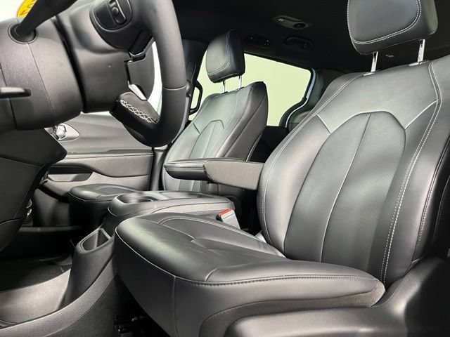 Used 2026 Chrysler Pacifica Select FWD image 17