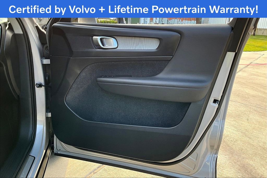 Used 2025 Volvo XC40 B5 Plus image 25