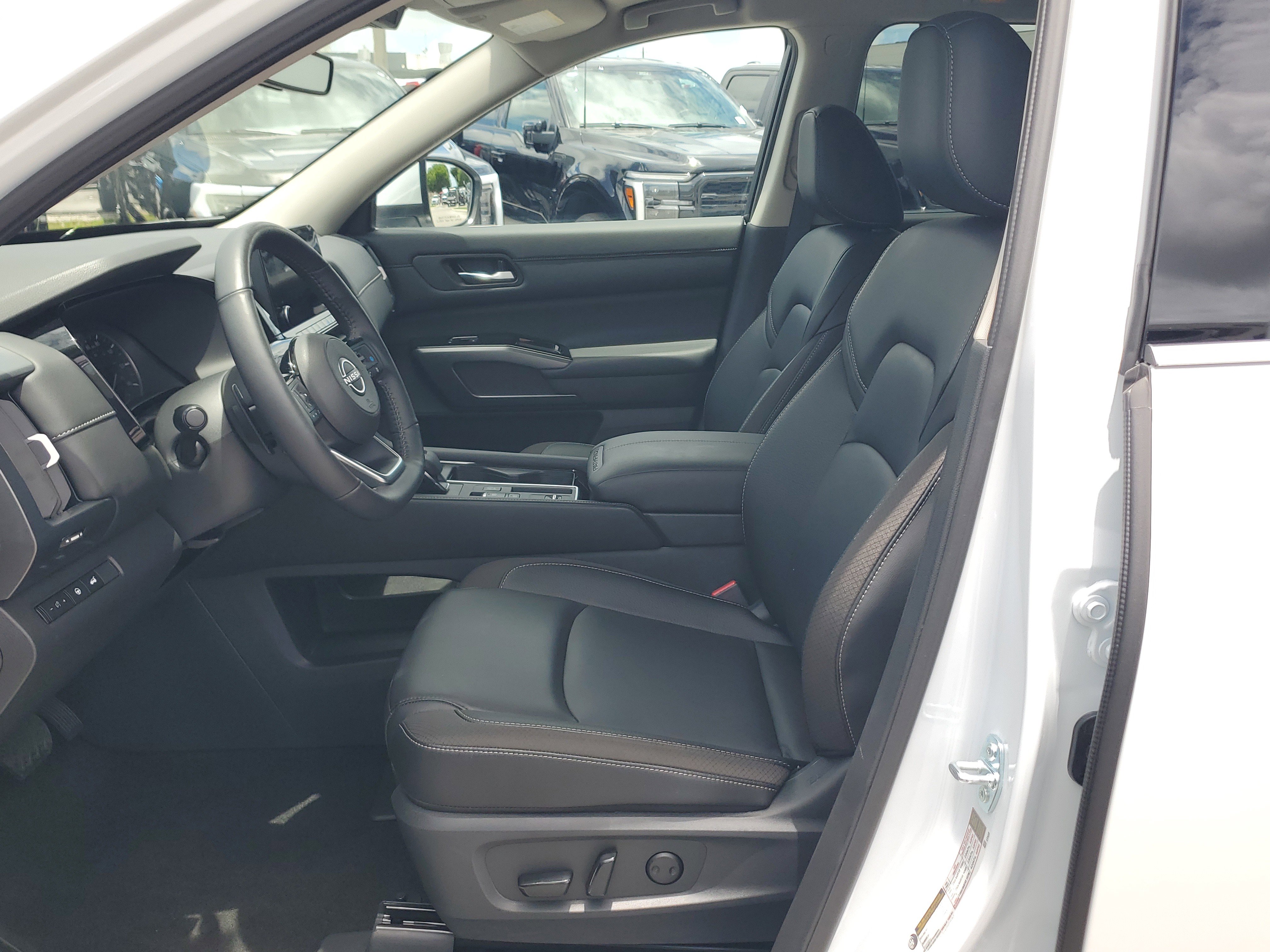 Certified 2025 Nissan Pathfinder SL image 11