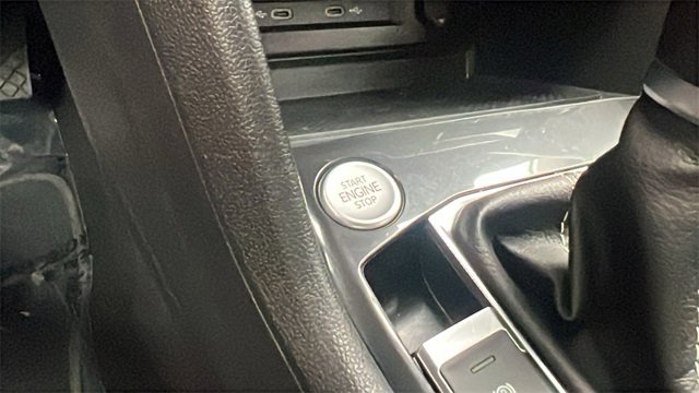 Used 2023 Volkswagen Tiguan SE image 28