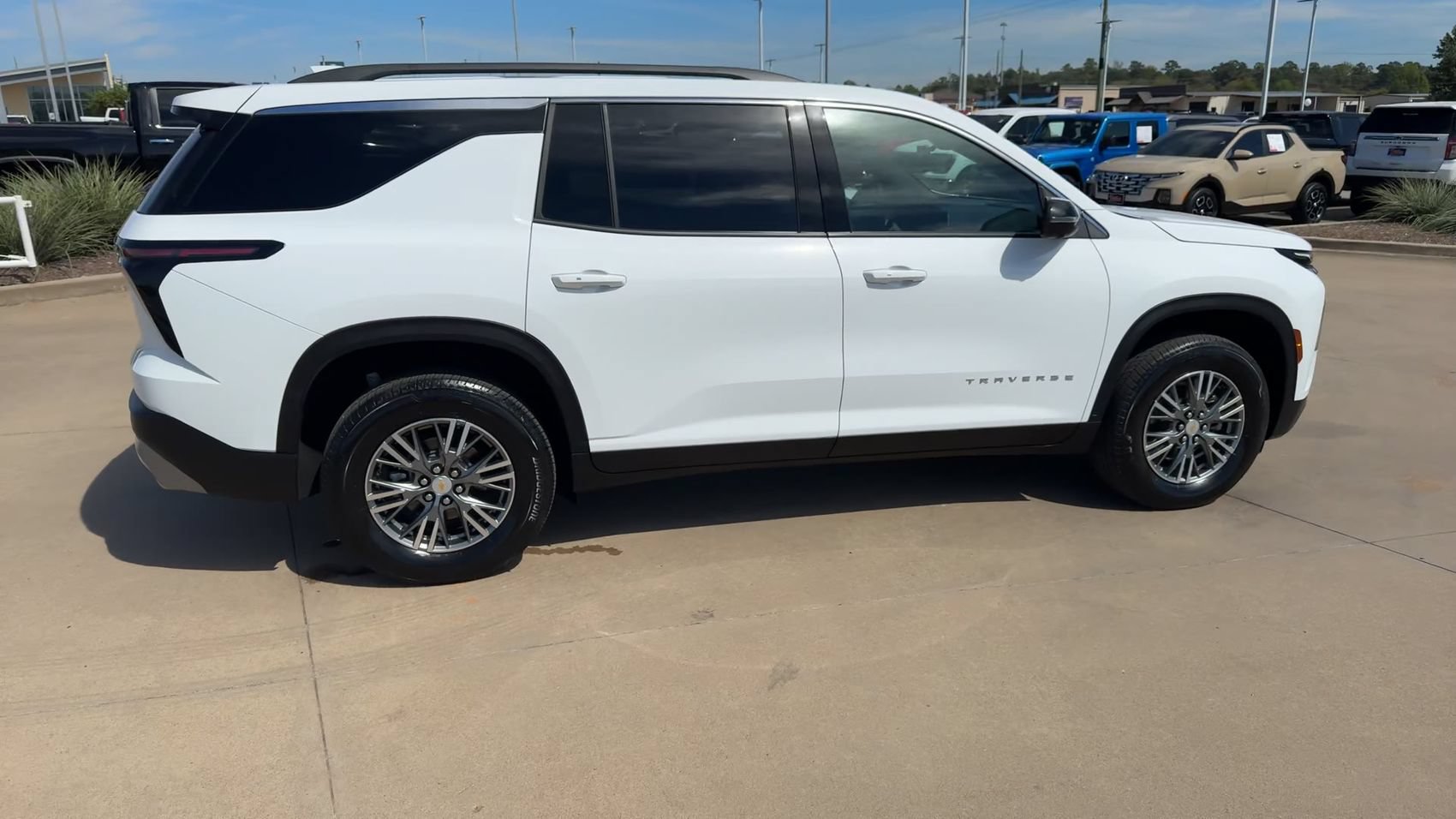 Used 2026 Chevrolet Traverse LT w/ Driver Confidence Package FWD image 9